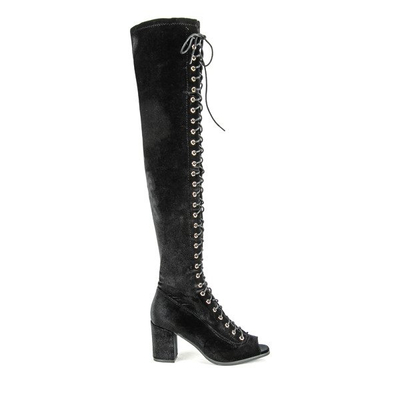 Schwarze Stiefel an einem Ramoni-Pfosten - Schuhe