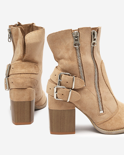 Hellbraune Damenstiefel auf der Post Ferrgo- Footwear