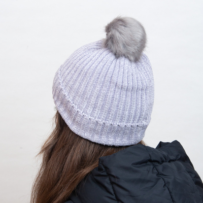 Graue isolierte Mütze mit weißen Streifen und Bommel - Accessoires