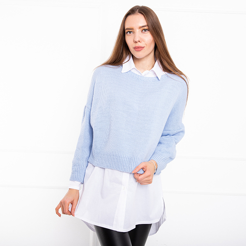 Блакитний жіночий светр з білою сорочкою