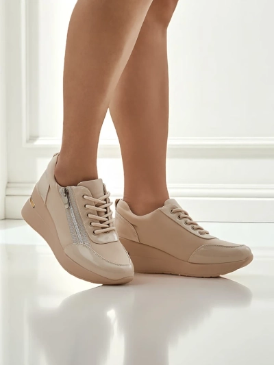 Damen-Sneakers mit Keilabsatz HeraBea beige aus Öko-Leder 6,5 cm mit Reißverschluss
