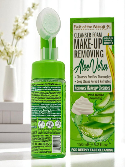 Reinigender und feuchtigkeitsspendender Reinigungsschaum fürs Gesicht mit Aloe und Bürste