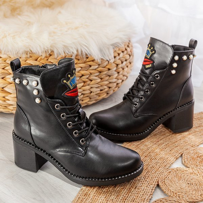 Schwarze Stiefel an einem höheren Pfosten mit Nevadinas-Aufnähern - Schuhe 1