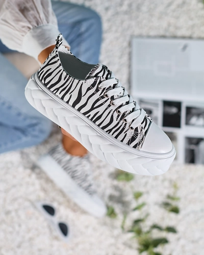 Royalfashion Schwarz-weiße Damen-Plateau-Sneakers Atredika