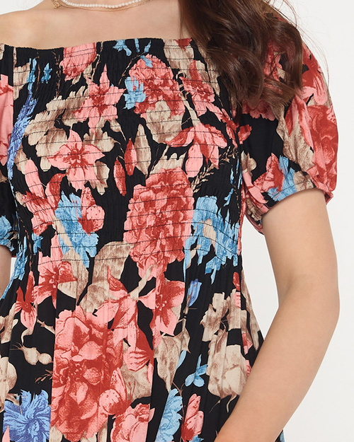 Чорна жіноча міні-сукня у квіти