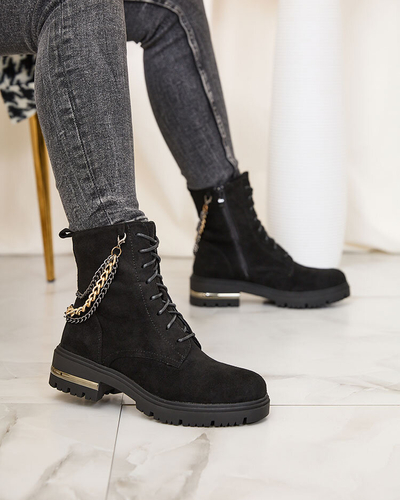 Royalfashion Schwarze Damenstiefel aus Öko-Wildleder mit Kette Azoldi