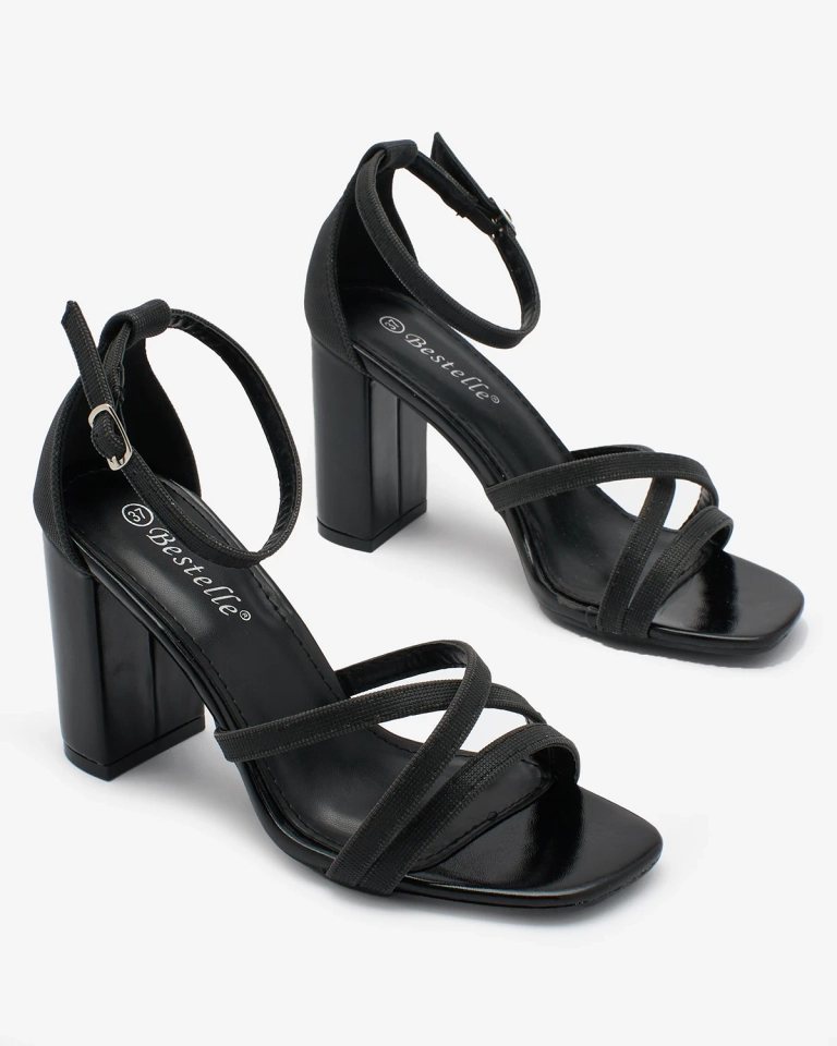 Royalfashion Glänzende Damen-Post-Sandalen in schwarz Sabeff