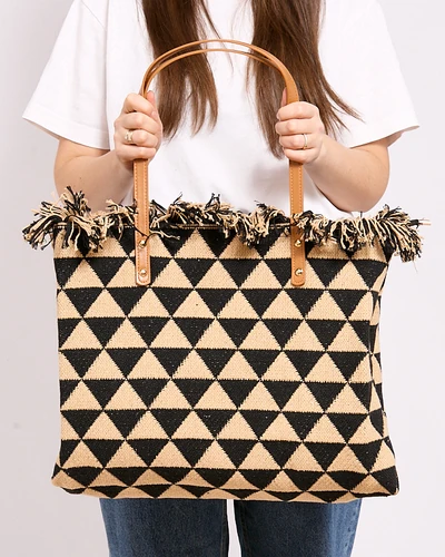 Braune gewebte Umhängetasche an einer goldenen Kette - Handtaschen