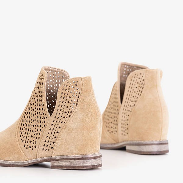 Braune Stiefel auf einem Indoor-Keil a'la Cowboystiefel Besiks- Footwear