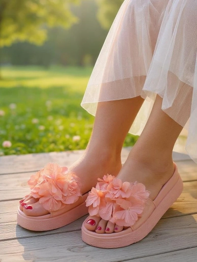 Royalfashion Damensandalen mit kleinen Friesenblumen