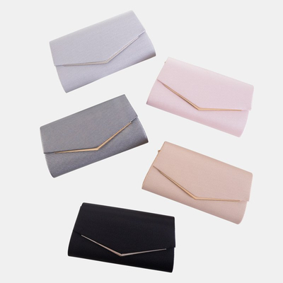 Beige schimmernde Clutch an einer Kette - Handtaschen