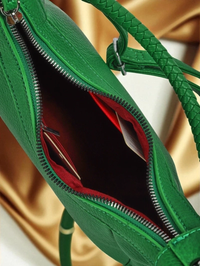 Royalfashion Kleine Damenhandtasche aus Öko-Leder mit dekorativem Riemen Lacquea