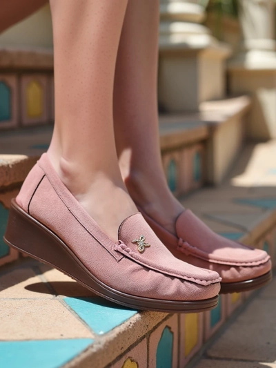 Royalfashion Damenmokassins auf einem niedrigen Keil Lomman