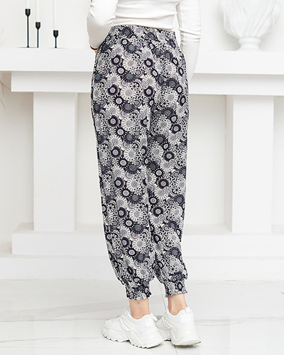 Gemusterte, marineblaue und weiße Damenhose in PLUS SIZE - Kleidung