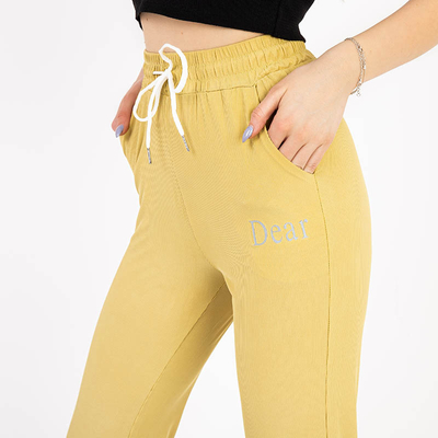 Gelbe Damen-Stoffhose mit Aufnäher - Bekleidung