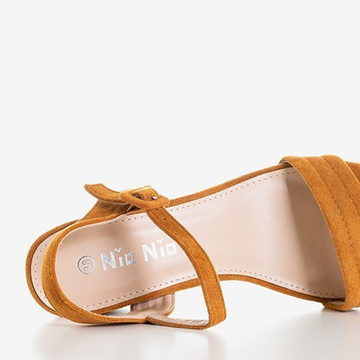 Braune Damensandalen auf einem niedrigen Pfosten Niusty - Footwear