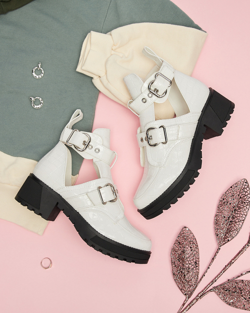 Чоботи білі лаковані жіночі з вирізом та тисненням Malevib- Взуття