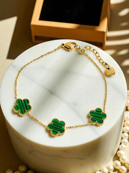 Aurelia Bianca Armband mit Blumen in Grünperlmutt, vergoldet