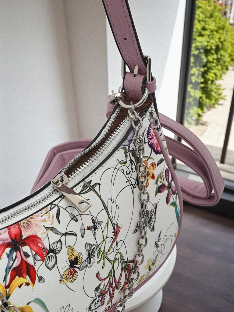 Royalfashion Kleine Damenhandtasche aus Ökoleder mit Blumenmuster Lily Bloom