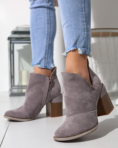 Hellgraue Damenstiefeletten mit Cintura-Ausschnitten - Schuhe