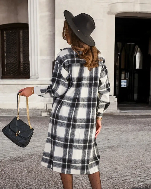 Чорна жіноча довга сорочка в клітинку