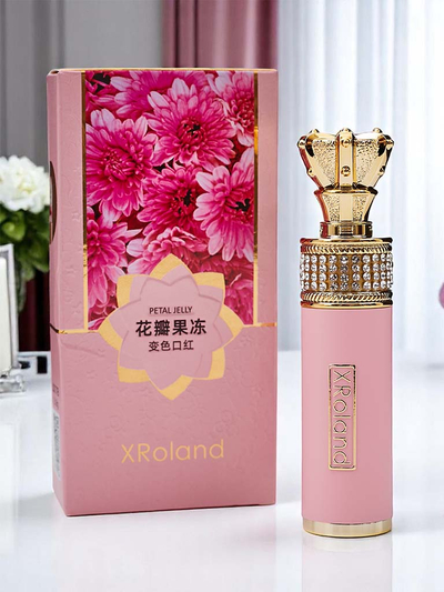 Transparenter Lipgloss mit eingelegten rosa Blüten