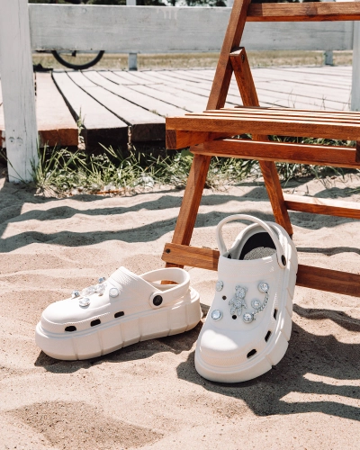Royalfashion Weiße durchbrochene Damen-Flip-Flops mit Zirkonia-Verzierungen Afuccia