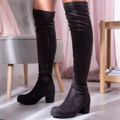 Graue Stiefel auf einem hohen Pfosten von Ivisha - Footwear