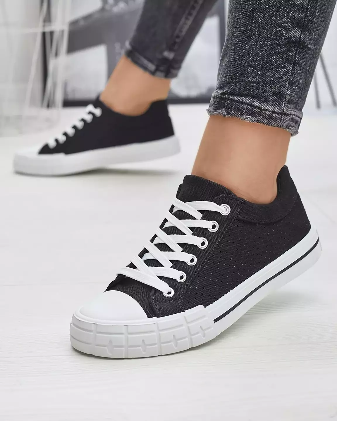 Черні жіночі кросівки, тип Sols - Взуття