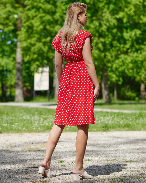 Червона жіноча сукня в горошок