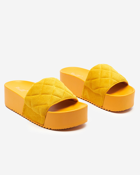 OUTLET Жовті жіночі стьобані босоніжки на платформі Koriner - Взуття