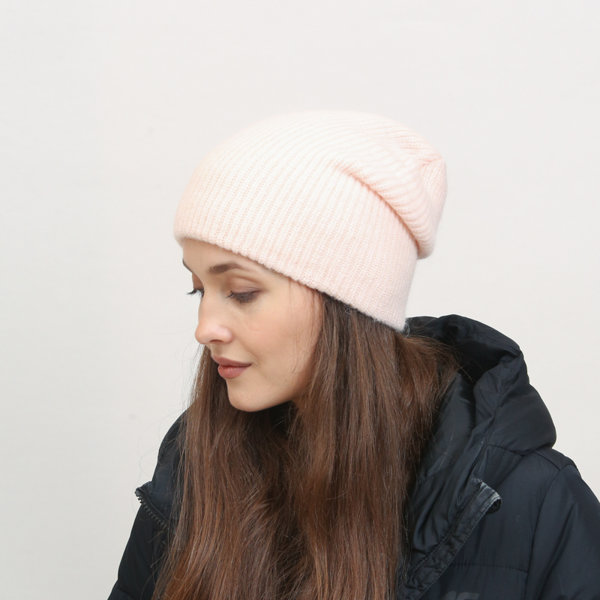 Світло-рожева в'язана жіноча шапка - Аксесуари