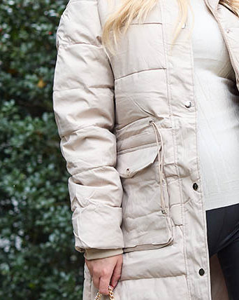 Жіноча бежева подовжена зимова куртка на синтепоні - Одяг